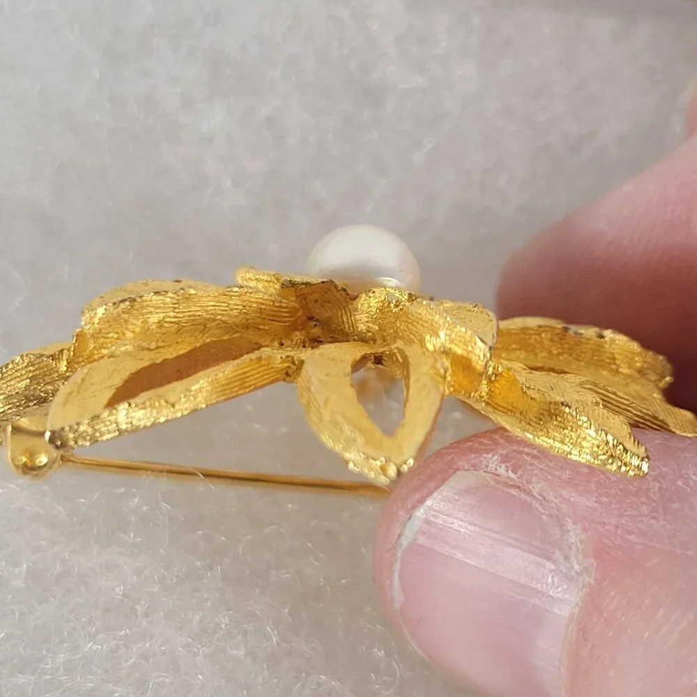 Vintage Classic Elegant Grannycore Mobwife Gold-Tone Faux Pearl Flower Brooch